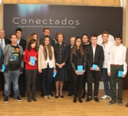 Fotografía de grupo de Doña Sofía con los adolescentes ganadores del premio del juego online “Conectados”